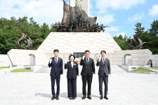 소외 이웃 찾아 봉사활동으로 개원식 대체