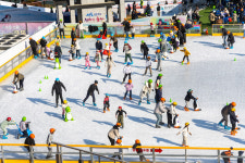 연휴 마지막까지 즐겨라···꿀잼빙상장 가족놀이터 인기