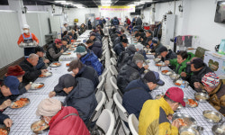 [르포] 따뜻한 한끼의 힘···한파 속 북새통 이룬 무료급식소