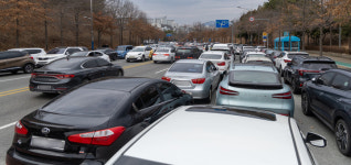 황금연휴에 빅매치 구름 인파···문수경기장 불법주정차 기승