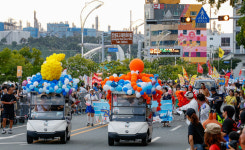 어르신도 아이도 들썩···고래의 선물 행복 보따리