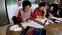 [ 소소한 만능배달꾼 3]추억을 오리고 붙이고… 옛날 이야기 다 나오네 경로당의 변신