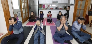 [ 소소한 만능배달꾼 3]추억을 오리고 붙이고… 옛날 이야기 다 나오네 경로당의 변신