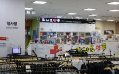 기존 약국 옆 대형 약국 추진…하나로마트의 갑질