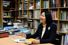 신지영 “지금 이 순간도 언어는 줄다리기를 하고 있다”