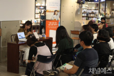 [작가와의 만남] 은유 “글쓰기, 삶의 옹호자가 되는 길”