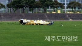 준공된지 2달도 안 됐는데…강풍에 날아간 체육관 지붕