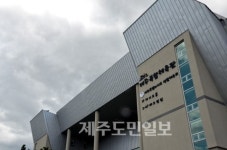 준공된지 2달도 안 됐는데…강풍에 날아간 체육관 지붕