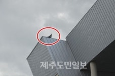 준공된지 2달도 안 됐는데…강풍에 날아간 체육관 지붕