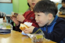 빵·우유로 끼니 때운 학생들…급식노동자는 거리로