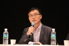 운동장 사용자가 결정하도록 해야 VS 유해성은 어쩌나