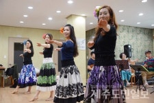 우리는 하와이를 연주하고, 춤춘다!