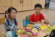 급식 파업에 학생들 도시락 먹는 날