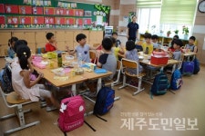 급식 파업에 학생들 도시락 먹는 날
