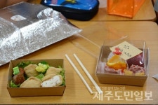 급식 파업에 학생들 도시락 먹는 날