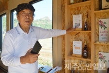 커피와 꿈이 있는 한 여전히 칠순 청년