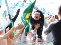 서귀포 겨울바다 펭귄수영대회 새해 소망