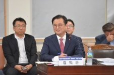 제주도의회 김의근 후보자, 정치·용역교수