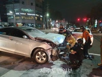 제주 도남우체국 사거리서 3중 충돌...4명 다쳐