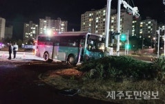 제주 수모루 교차로서 버스간 충돌...17명 부상
