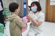 제주한라병원, 어린이날 소아환자들에게 선물 증정