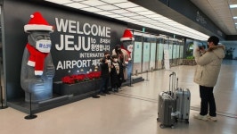 제주공항 1층 도착홀 연말연시 분위기 조명 연출