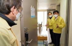 코로나19 무증상 11명 생활치료센터 첫 입소