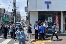 [현장] 세 곳이나 돌았어요…제주서도 SKT 유심 교체 대란