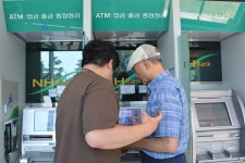 짙은 어둠에 귀가 트였다…제주 시각장애인의 하루를 따라가다[동에 번쩍, 서희 번쩍]