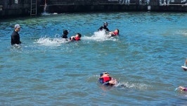 [르포] 해녀와 해군, 바다를 교실로 만들다...제주 바다에서 펼쳐진 착의영 생존수영