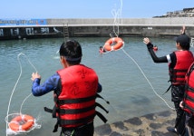 [르포] 해녀와 해군, 바다를 교실로 만들다...제주 바다에서 펼쳐진 착의영 생존수영