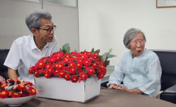 영원히 기억되길…제주4·3평화재단에 전달된 손뜨개 동백꽃