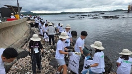작은 손길이 모여 지구를 지킨다…제주 학생들, 비양도서 환경 실천 나서