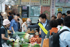 오영훈 지사, 추석맞이 민생 현장 소통...해군·CCTV센터·전통시장 방문