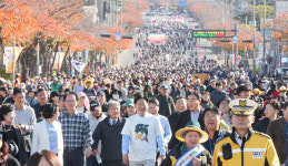 2025 제2회 차 없는 거리 걷기 행사 성황...도민·관광객 2만여 명 참여