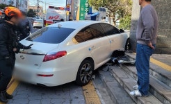 제주 동 주민센터 청사 입구로 차량 돌진…80대 운전자 다쳐