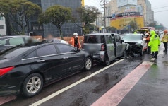 제주 사거리서 렌터카가 중앙선 넘어 경차 쾅…6명 부상