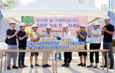 화성 동탄 부영아파트 입주예정자회, 근로자들에게 음료수 전달