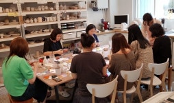 훼라민퀸 원데이 클래스 나만의 도자기 만들기 진행