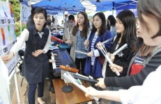 행정실 밖으로 나온 대학원