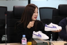 동의대 이다영씨, 디자인한 신발 브랜드로 출시