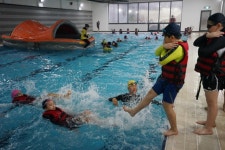 아주자동차대학, 지역 초등생 생존수영 교육장 제공