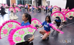 한양대서 부채춤 배우는 외국인 학생의 눈 빛, 더위를 날린다