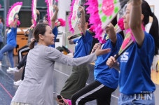 한양대서 부채춤 배우는 외국인 학생의 눈 빛, 더위를 날린다