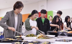 유은혜 부총리, 홍제 행복기숙사 학생들에 조국 사태 위로