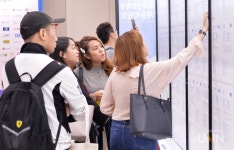 일자리 찾는 외국인 유학생들