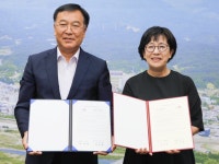 [찰칵! 현장] 코로나19로 일손 부족한 농촌에서 구슬땀 흘리며 봉사활동