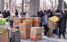 서울시립대 기숙사 짐 빼는 학생들