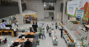 위드 코로나 속 대면수업 맞춰 기지개 켜는 대학 도서관