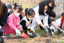 [찰칵! 현장] 어린이들과 함께 하는 꽃 심기… 서울예대, 지역과 식목일 행사 진행